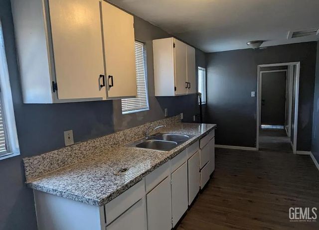 408 Powell Lane, Bakersfield, CA 93307