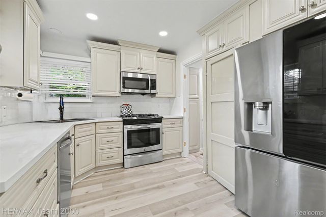 22331 Watsonia Street, Dearborn, MI 48128