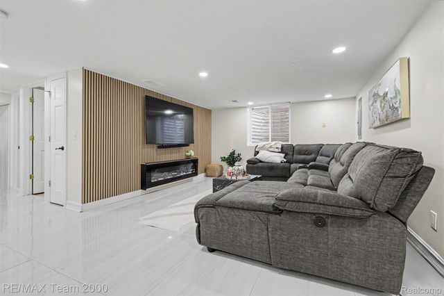 22331 Watsonia Street, Dearborn, MI 48128