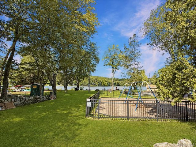 44 Cayuga Road, Putnam Valley, NY 10579