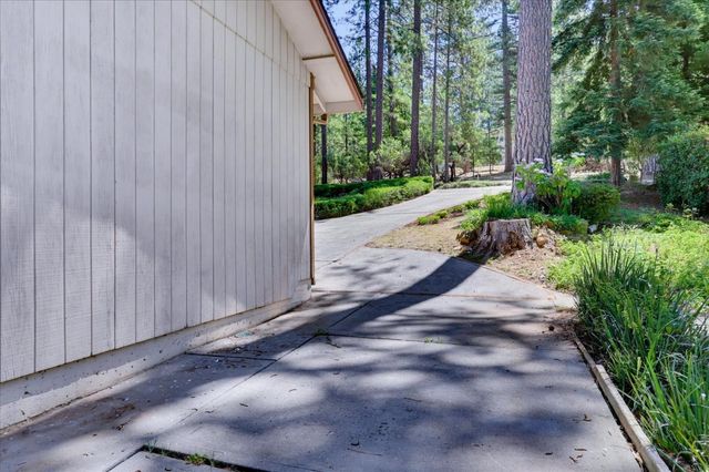 13022 Saint Gregory Pl, Grass Valley, CA 95949