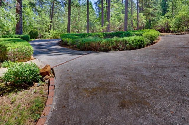 13022 Saint Gregory Pl, Grass Valley, CA 95949