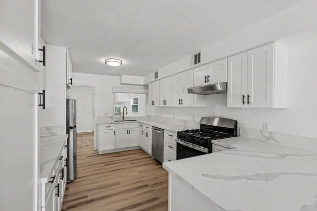 302 Lawrence Street, Tomball, TX 77375