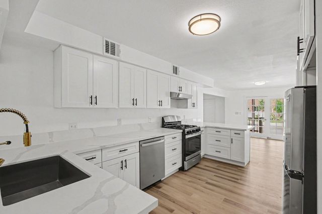 302 Lawrence Street, Tomball, TX 77375
