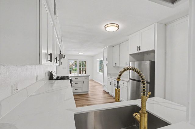 302 Lawrence Street, Tomball, TX 77375