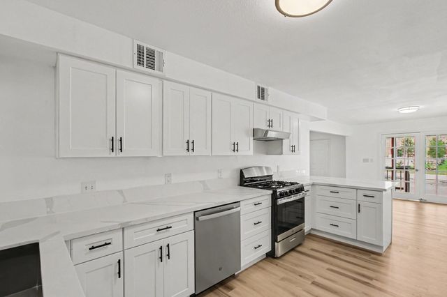 302 Lawrence Street, Tomball, TX 77375
