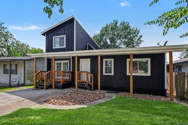 302 Lawrence Street, Tomball, TX 77375