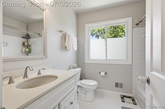 37583 Charter Oaks Boulevard, Clinton Township, MI 48036