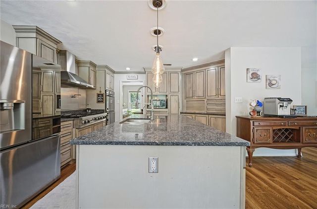 1932 Foxwood DR, Chesapeake, VA 23323