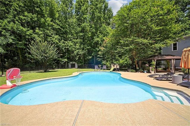1932 Foxwood DR, Chesapeake, VA 23323