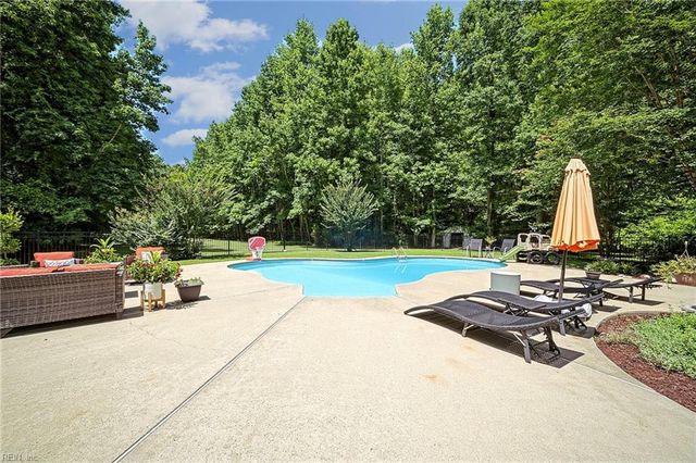 1932 Foxwood DR, Chesapeake, VA 23323