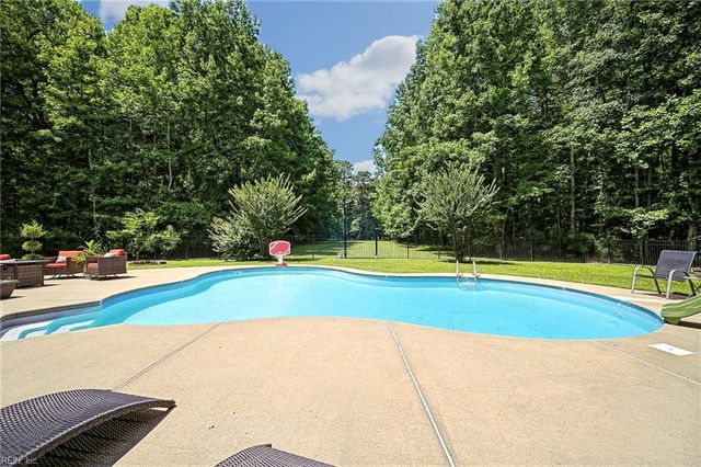 1932 Foxwood DR, Chesapeake, VA 23323