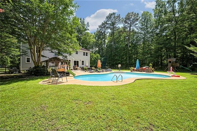 1932 Foxwood DR, Chesapeake, VA 23323