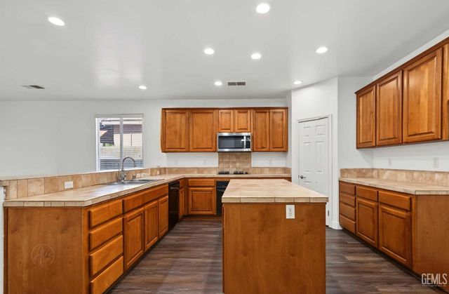 6311 Star Sapphire Drive, Bakersfield, CA 93313