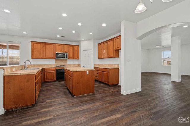 6311 Star Sapphire Drive, Bakersfield, CA 93313