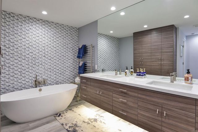 861 Beachfront Drive B, Solana Beach, CA 92075