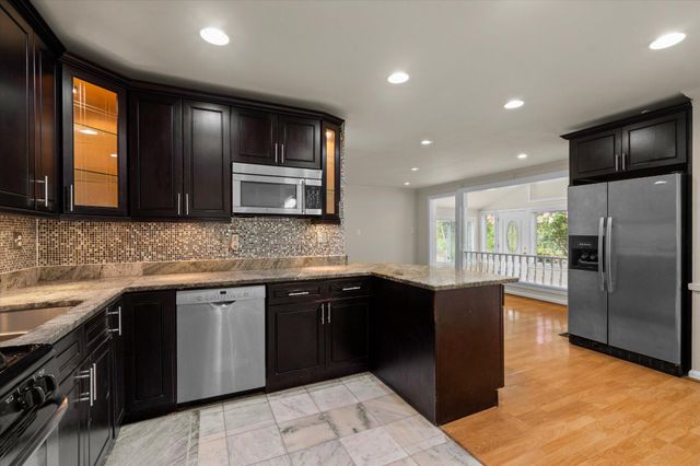 6242 INDIAN RUN PKWY, Alexandria, VA 22312