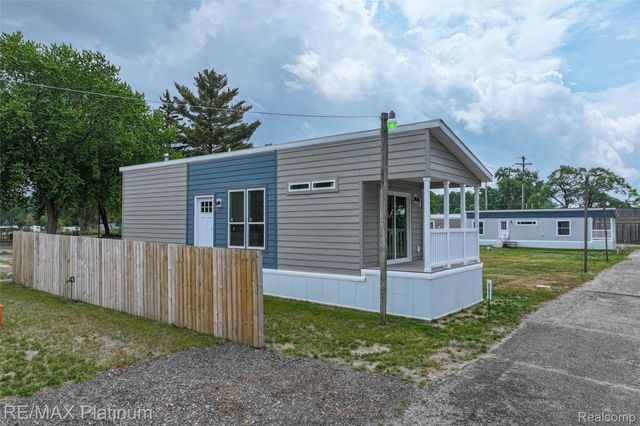 24 Sunset Lane, Fenton Charter Township, MI 48430