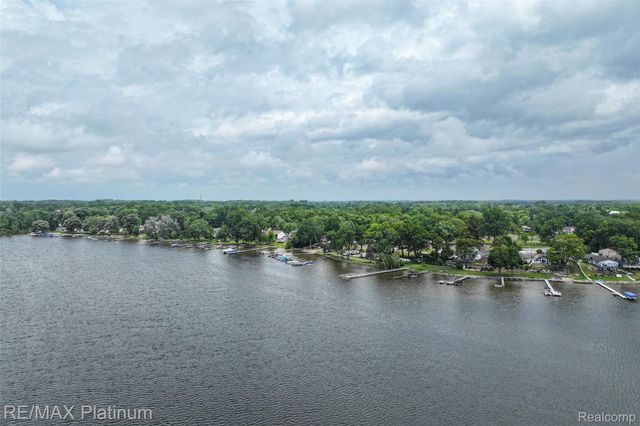 24 Sunset Lane, Fenton Charter Township, MI 48430