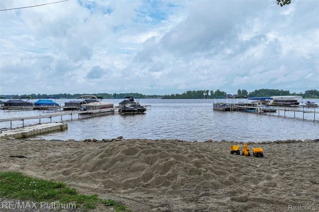 24 Sunset Lane, Fenton Charter Township, MI 48430