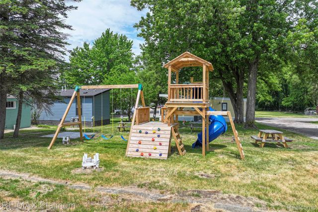 24 Sunset Lane, Fenton Charter Township, MI 48430
