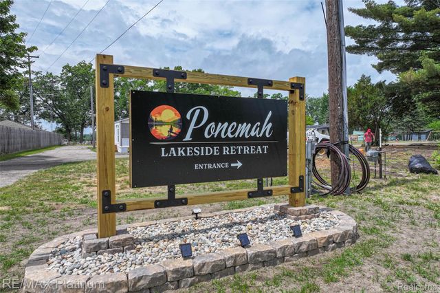 24 Sunset Lane, Fenton Charter Township, MI 48430