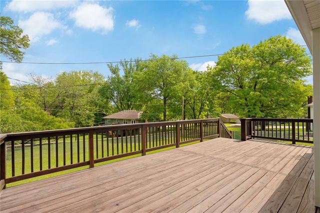 9915 Belleview Avenue, Kansas City, MO 64114