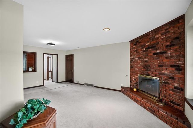 9915 Belleview Avenue, Kansas City, MO 64114