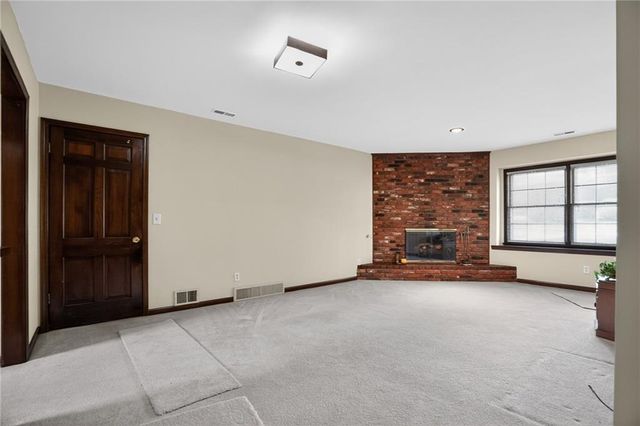 9915 Belleview Avenue, Kansas City, MO 64114