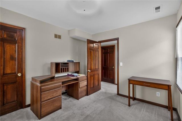 9915 Belleview Avenue, Kansas City, MO 64114