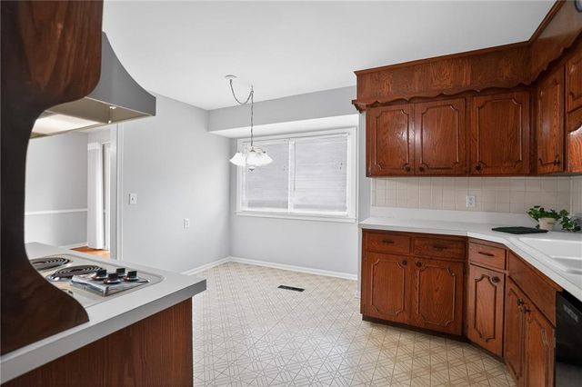 9915 Belleview Avenue, Kansas City, MO 64114