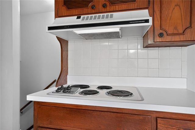 9915 Belleview Avenue, Kansas City, MO 64114