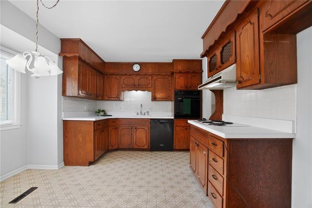 9915 Belleview Avenue, Kansas City, MO 64114