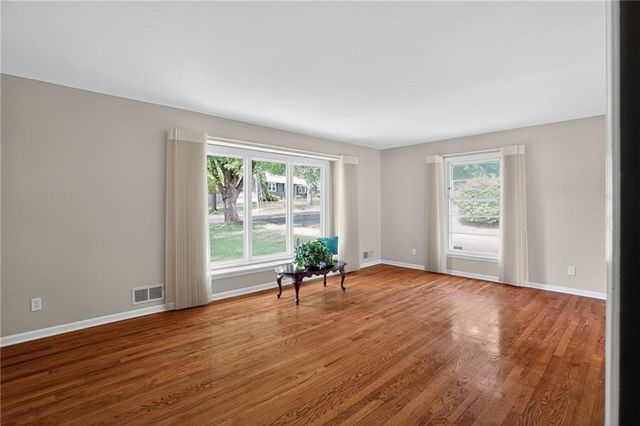 9915 Belleview Avenue, Kansas City, MO 64114