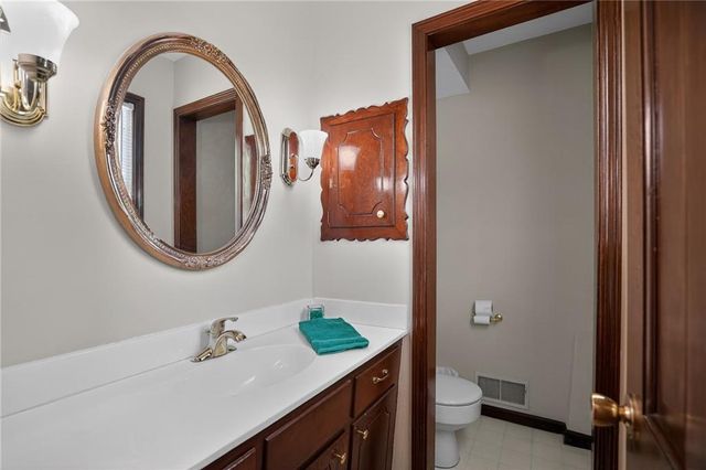 9915 Belleview Avenue, Kansas City, MO 64114