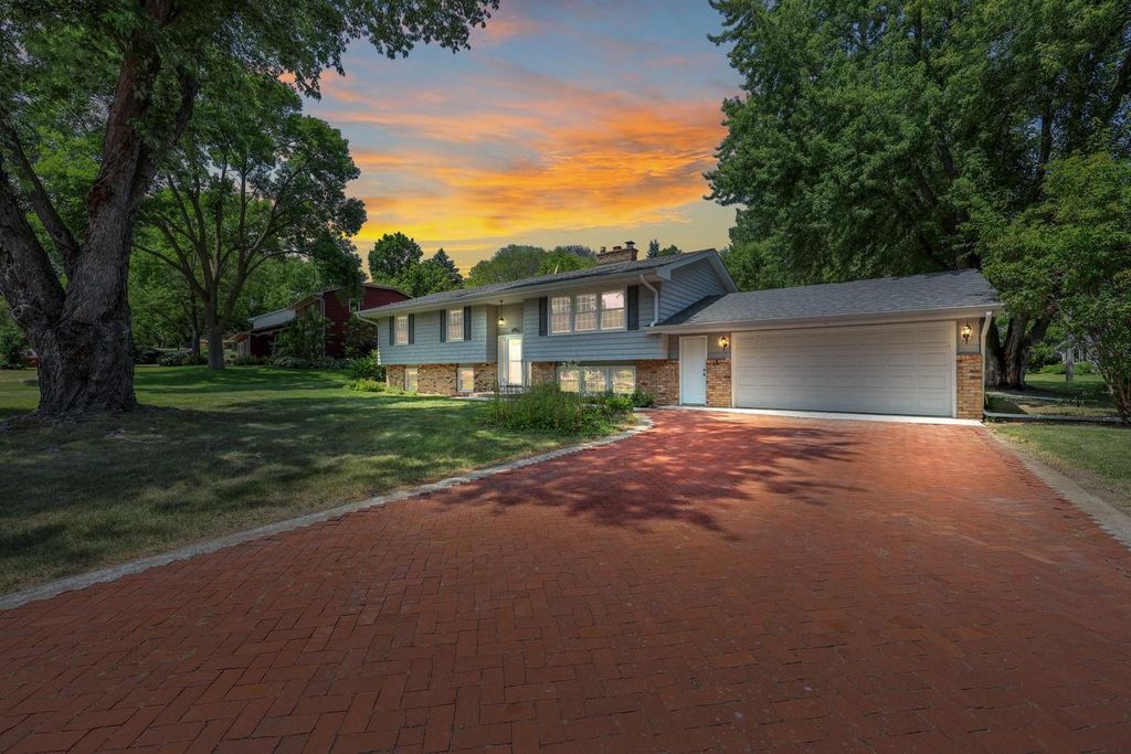 17610 24th Avenue N, Plymouth, MN 55447