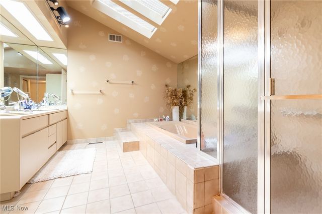 5 Hampshire Court, Beachwood, OH 44122