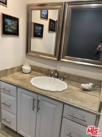 18417 Collins Street A, Tarzana, CA 91356