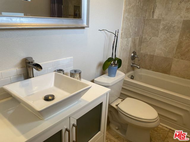 18417 Collins Street A, Tarzana, CA 91356