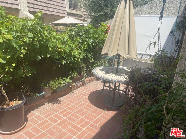 18417 Collins Street A, Tarzana, CA 91356