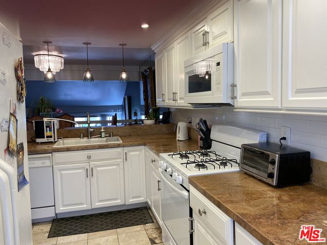 18417 Collins Street A, Tarzana, CA 91356