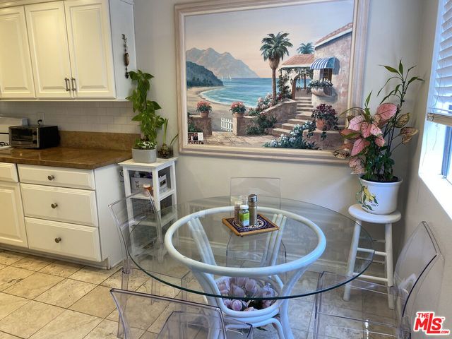 18417 Collins Street A, Tarzana, CA 91356