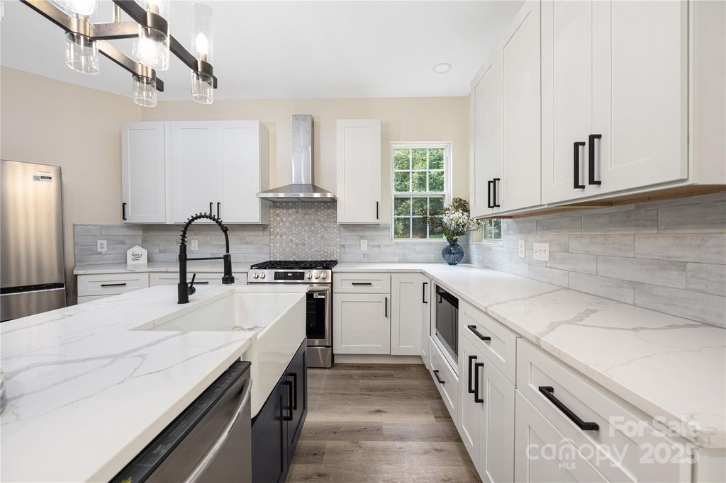 402 Sardis Road N, Charlotte, NC 28270