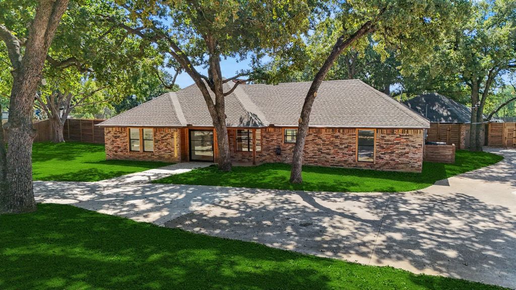 8048 Green Valley Drive, North Richland Hills, TX 76182