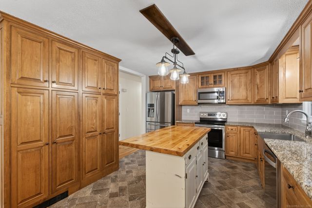 105 Burbank Road, Ellington, CT 06029