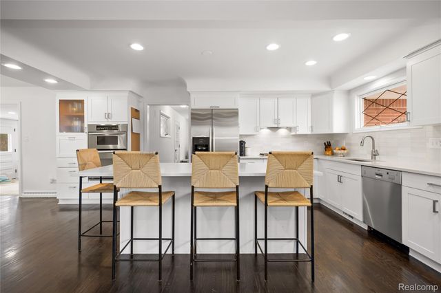 2530 Worcester Road, West Bloomfield Charter Township, MI 48323