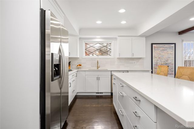 2530 Worcester Road, West Bloomfield Charter Township, MI 48323