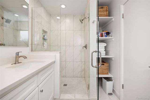 2530 Worcester Road, West Bloomfield Charter Township, MI 48323