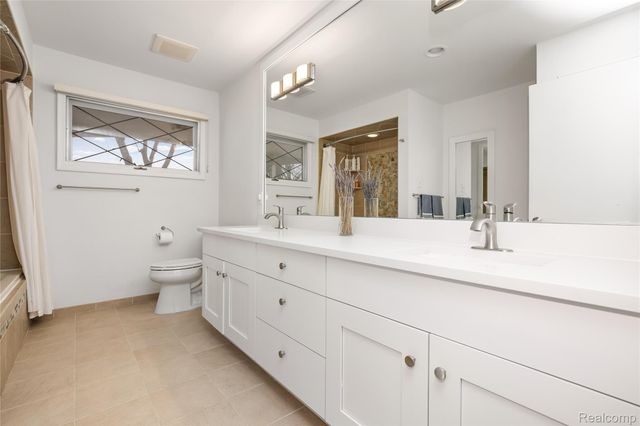 2530 Worcester Road, West Bloomfield Charter Township, MI 48323