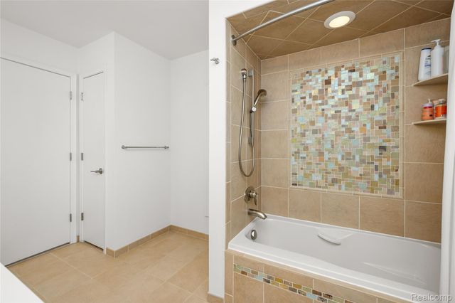 2530 Worcester Road, West Bloomfield Charter Township, MI 48323